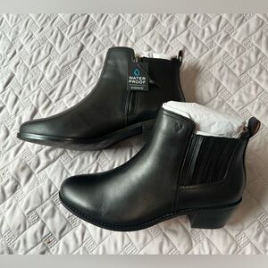 Vionic water proof boots in black. Size 8